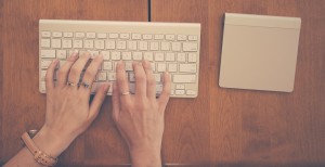 mujer escribiendo un paper de biomedicina