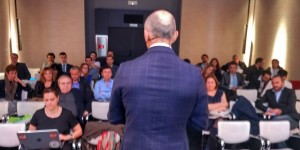 Étienne Bertrand, presentando Watson IBM en España, un sistema inteligencia artificial diseñado para absorber big data y devolver decisiones en salud.
